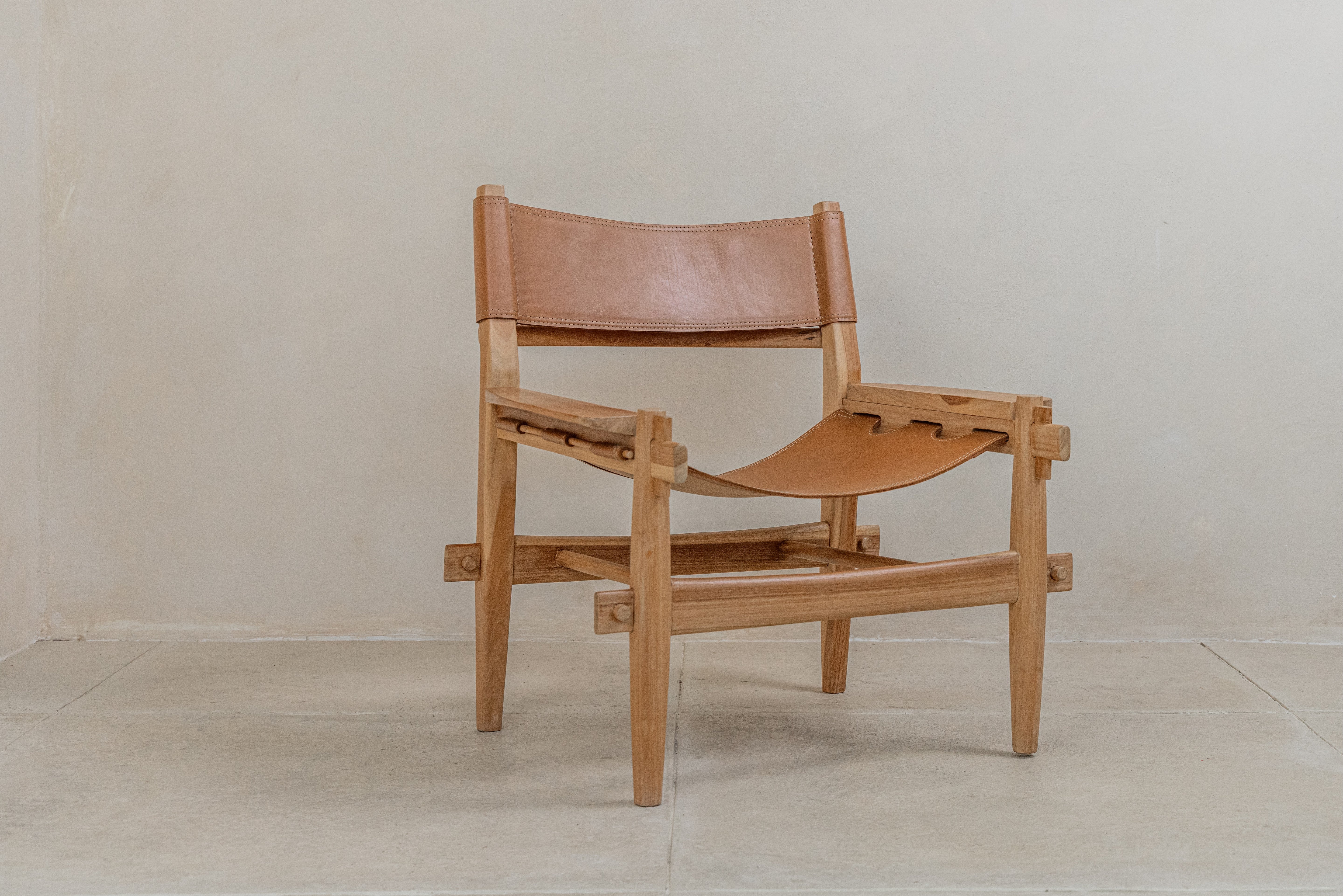Vera tan top grain leather sling lounge chair with teak arms and frame